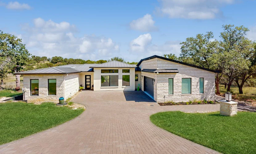 Luxury hill country home in Horseshoe Bay near Lake LBJ & golfing with gameroom