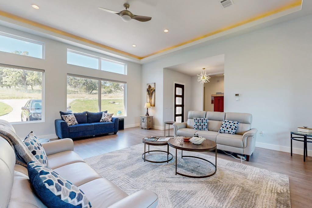 Luxury hill country home in Horseshoe Bay near Lake LBJ & golfing with gameroom