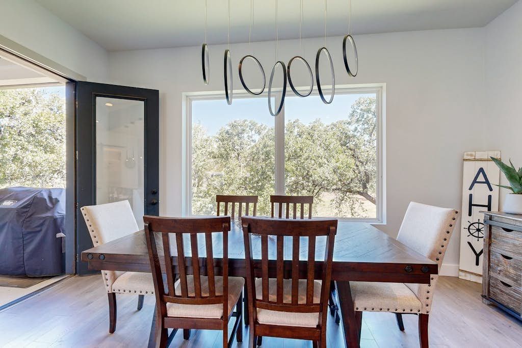 Luxury hill country home in Horseshoe Bay near Lake LBJ & golfing with gameroom