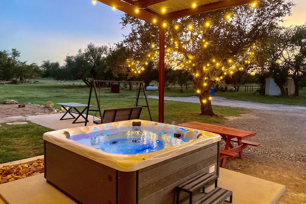 Expansive getaway near downtown with fast WiFi, Wii, grill