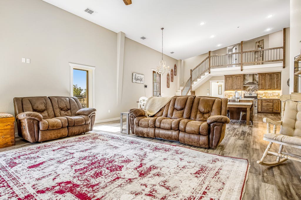Expansive getaway near downtown with fast WiFi, Wii, grill
