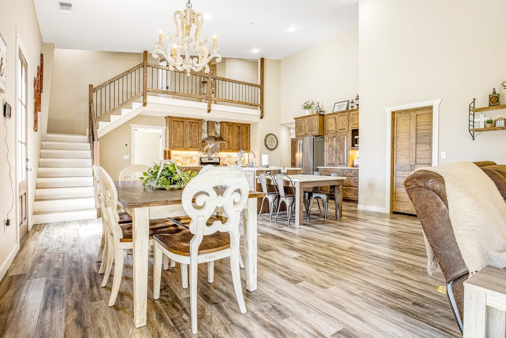 Expansive getaway near downtown with fast WiFi, Wii, grill