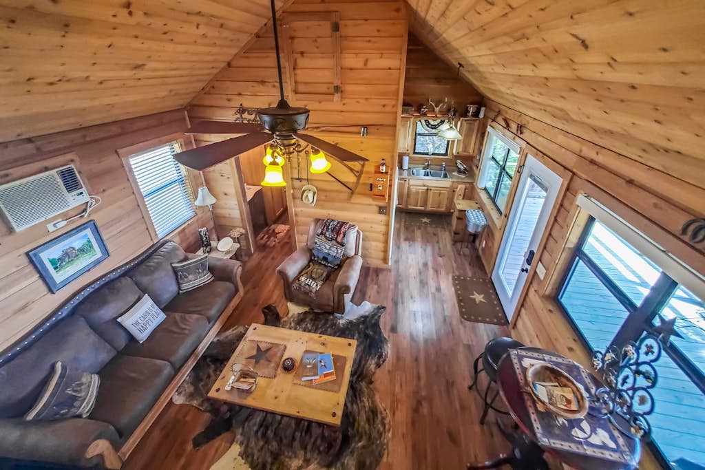 Amazing Hill country cabin with canyon views, furnished deck, grill, & AC