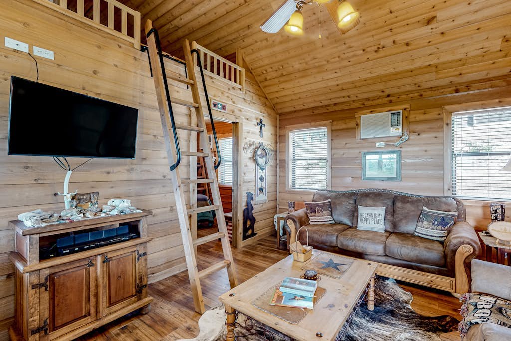Amazing Hill country cabin with canyon views, furnished deck, grill, & AC