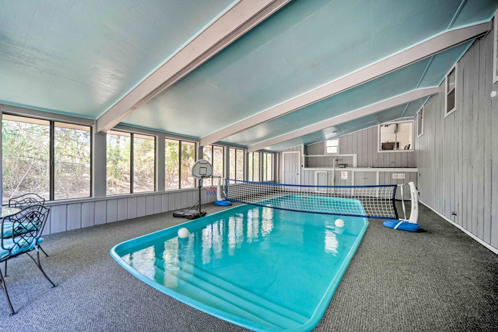 Snowbird-friendly house with game room, full kitchen, balcony, & W/D