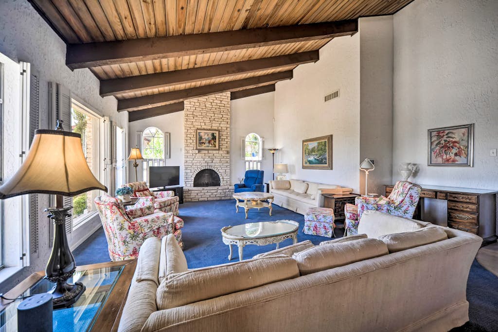 Snowbird-friendly house with game room, full kitchen, balcony, & W/D