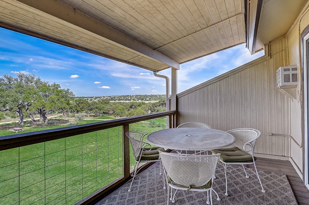 2-story townhouse with balcony, outdoor pool, tennis, grill, basketball, & AC