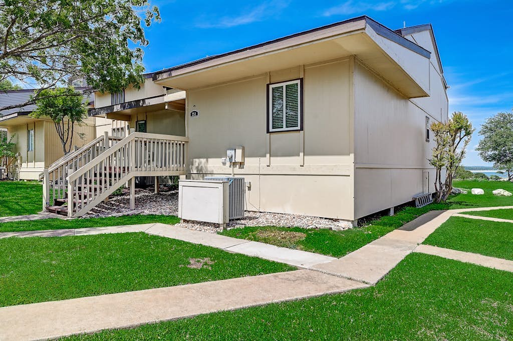 2-story townhouse with balcony, outdoor pool, tennis, grill, basketball, & AC