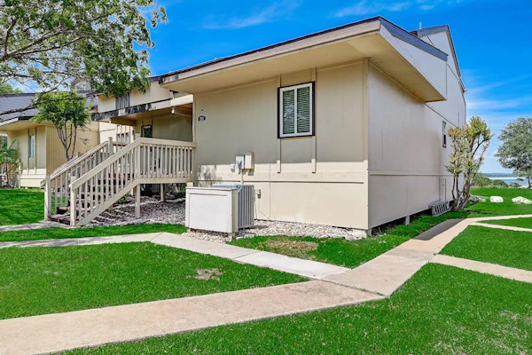 2-story townhouse with balcony, outdoor pool, tennis, grill, basketball, & AC