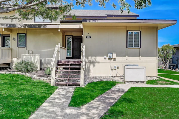 2-story townhouse with balcony, outdoor pool, tennis, grill, basketball, & AC