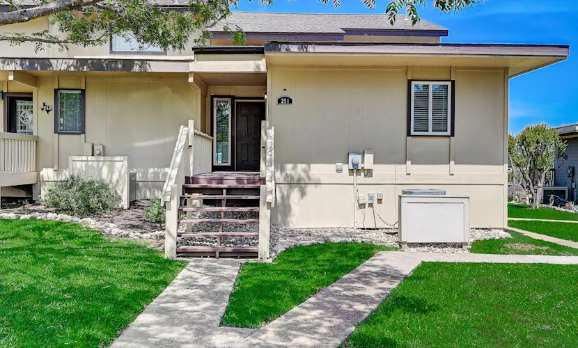 2-story townhouse with balcony, outdoor pool, tennis, grill, basketball, & AC