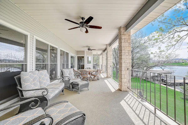 Lakeside, dog-friendly living with kayaks, boat ramp, pool table & Ping-Pong