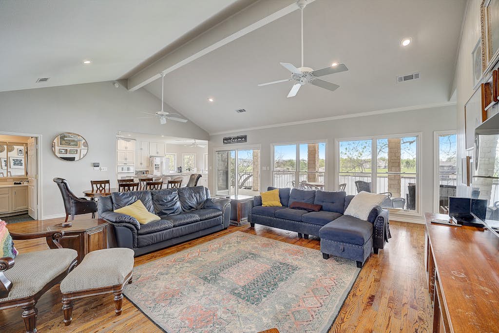 Lakeside, dog-friendly living with kayaks, boat ramp, pool table & Ping-Pong