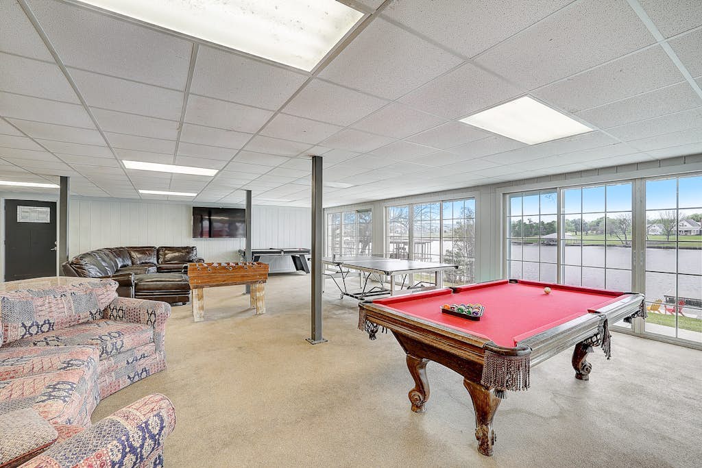Lakeside, dog-friendly living with kayaks, boat ramp, pool table & Ping-Pong