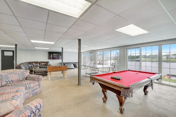 Lakeside, dog-friendly living with kayaks, boat ramp, pool table & Ping-Pong