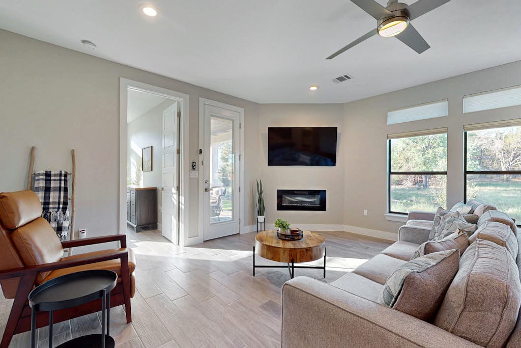 Stunning lake house with spacious bedrooms - minutes to local attractions