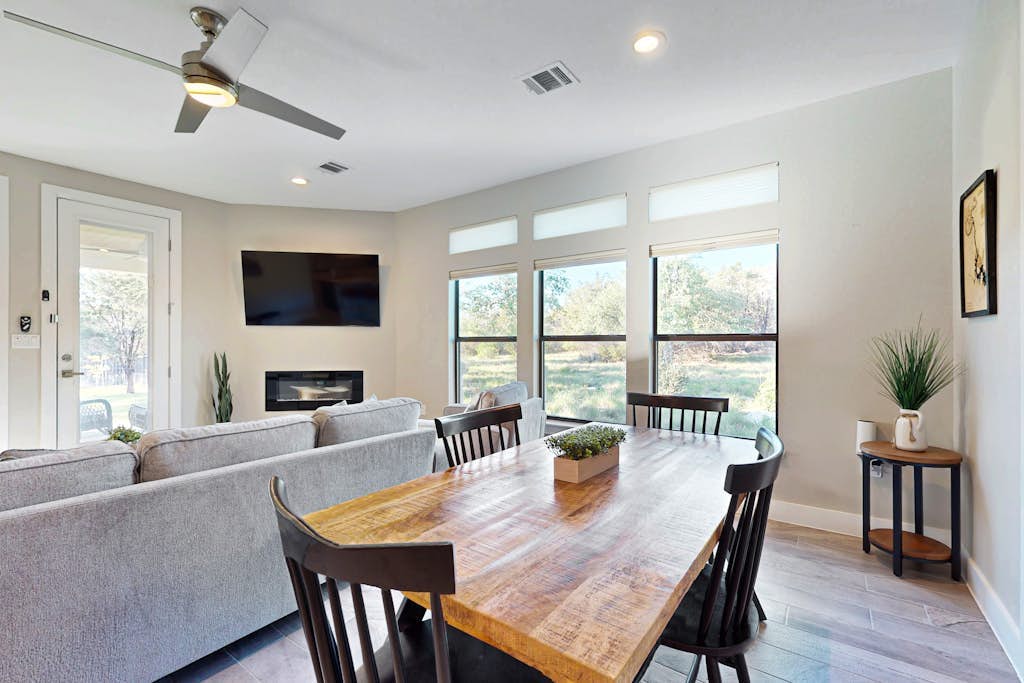 Stunning lake house with spacious bedrooms - minutes to local attractions