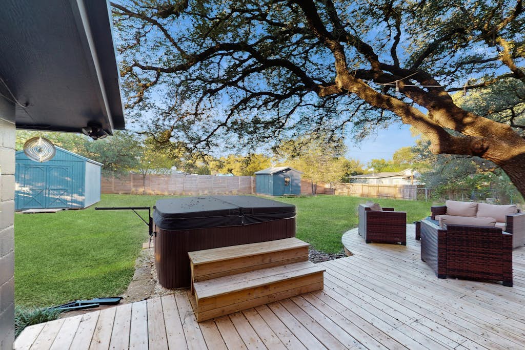 Blue Haus with hot tub, shuffleboard, EV charger - walk to town & wineries