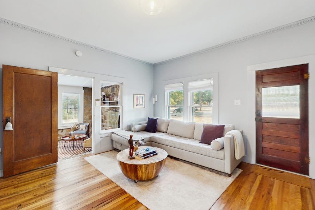 Blue Haus with hot tub, shuffleboard, EV charger - walk to town & wineries