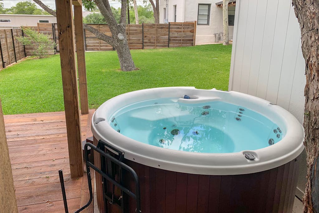Historic home a block from Main St with hot tub, sauna, fast WiFi & firepit