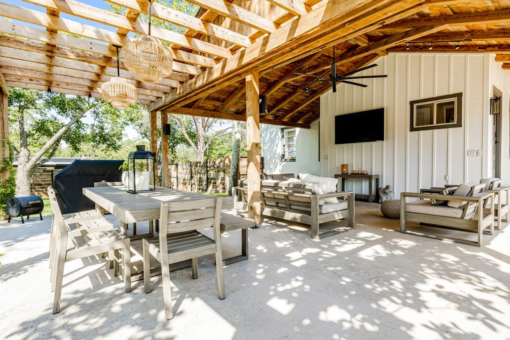 Historic home a block from Main St with hot tub, sauna, fast WiFi & firepit
