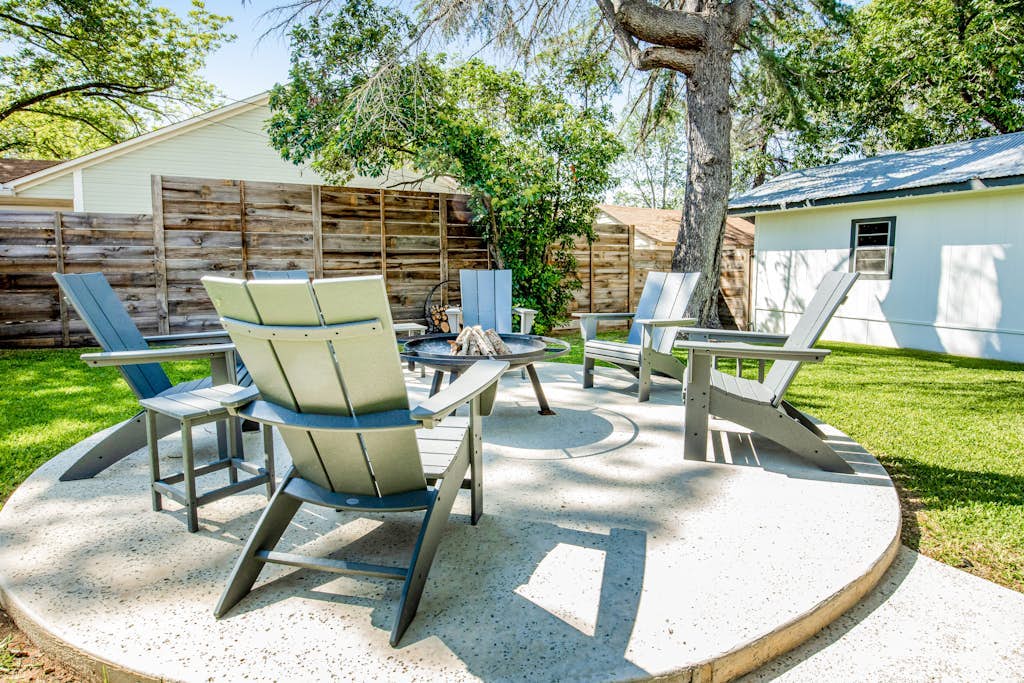 Historic home a block from Main St with hot tub, sauna, fast WiFi & firepit