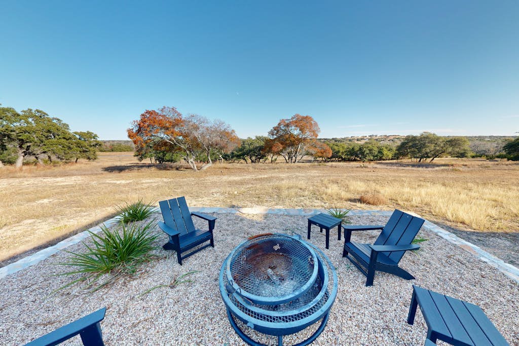 Tranquil farmstead with beautiful views of the country, fire pit