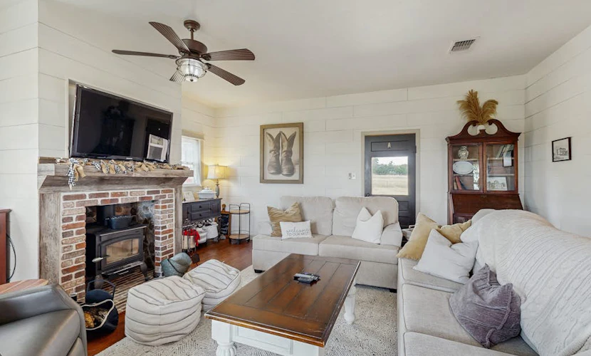 Cozy ranch home w/full kitchen, living room, hot tub, pet-friendly & fireplace