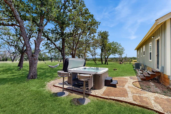 Cozy ranch home w/full kitchen, living room, hot tub, pet-friendly & fireplace