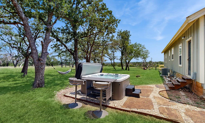 Cozy ranch home w/full kitchen, living room, hot tub, pet-friendly & fireplace