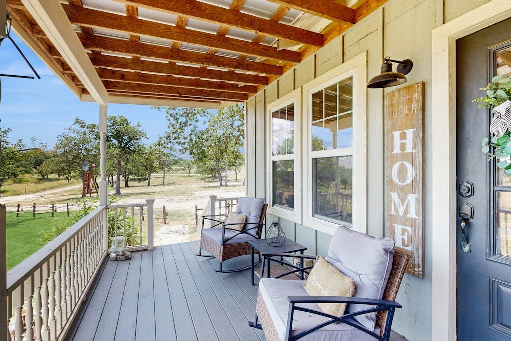 Cozy ranch home w/full kitchen, living room, hot tub, pet-friendly & fireplace