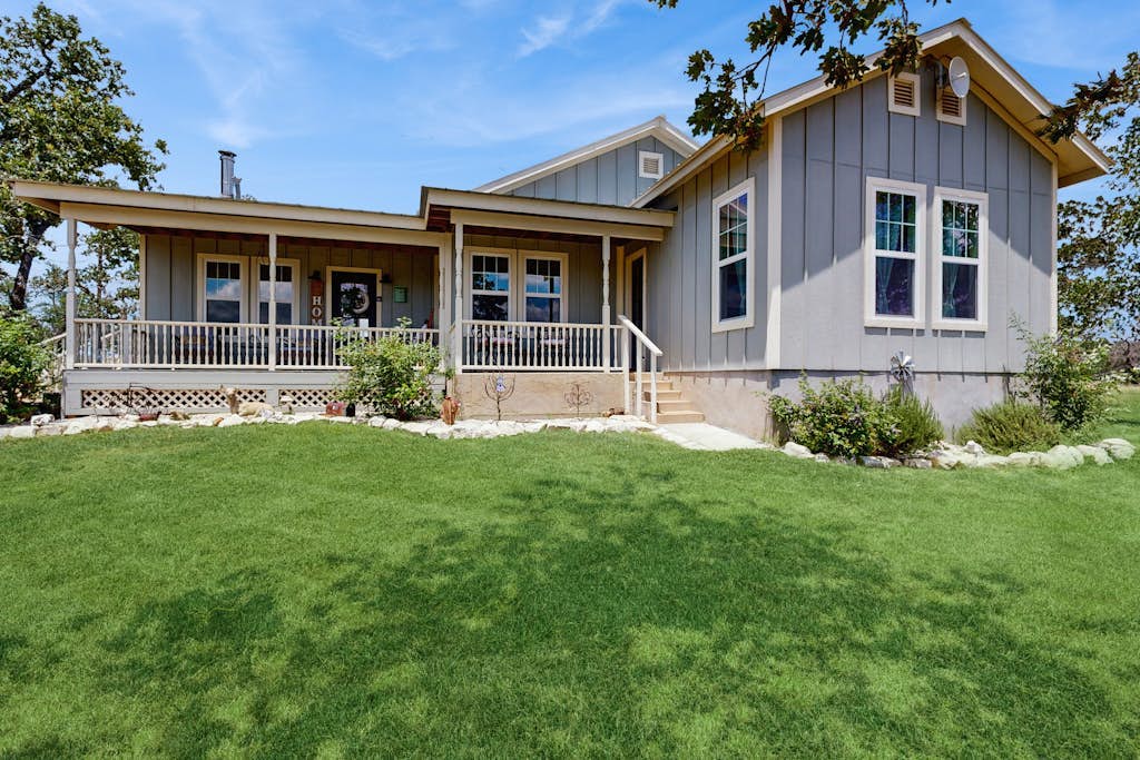 Cozy ranch home w/full kitchen, living room, hot tub, pet-friendly & fireplace