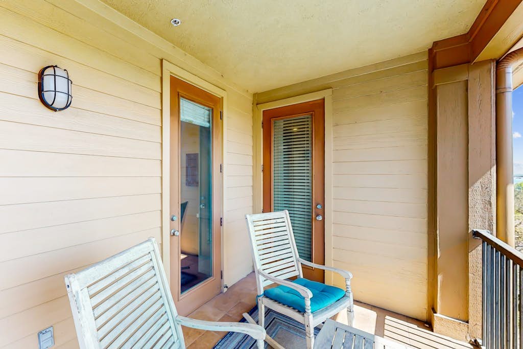 Water-view condo with balcony, smart TVs, Washer/Dryer and Pool