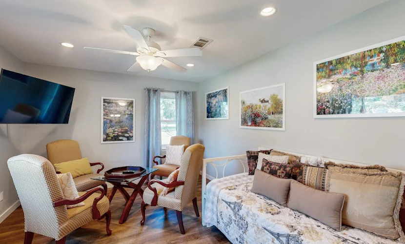 Cozy 2 bedroom home with gas grill, patio, and boat parking