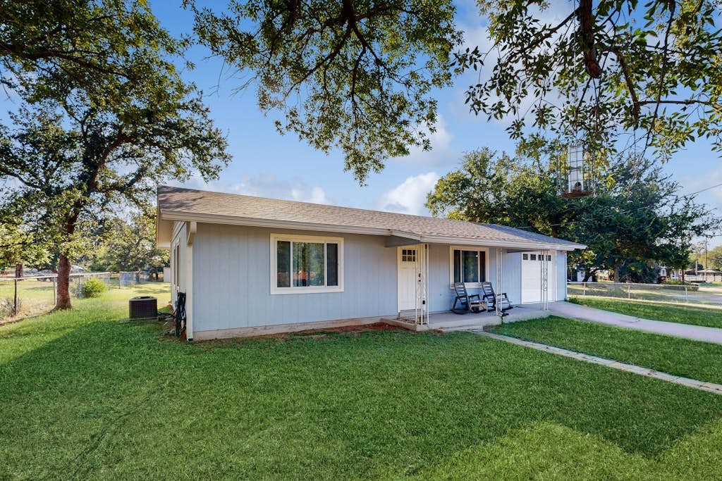 Cozy 2 bedroom home with gas grill, patio, and boat parking