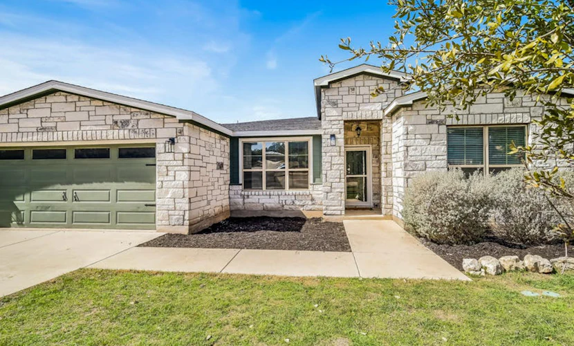Cozy Lago Vista home with Private Pool table, mile from the stunning Lake Travis