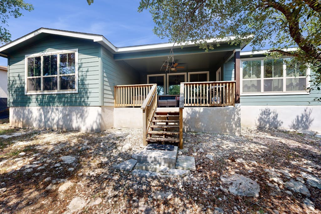 Cozy Lago Vista home with Private Pool table, mile from the stunning Lake Travis