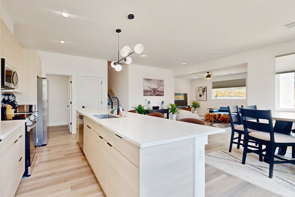 Modern Lago Vista home with balcony, patio, gas grill, WIFI, and AC