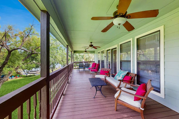 Waterfront house on Lake LBJ with private patio & dock with full kitchen, WIFI