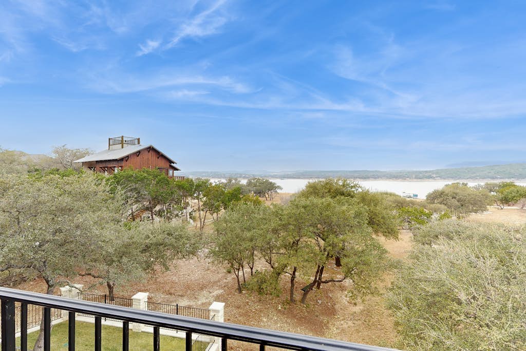 Spacious house w/ping-pong and pool table, balcony with water and sunset view