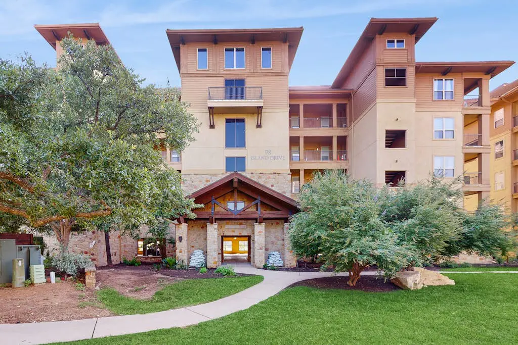 The Waters Condo - Lakefront Oasis