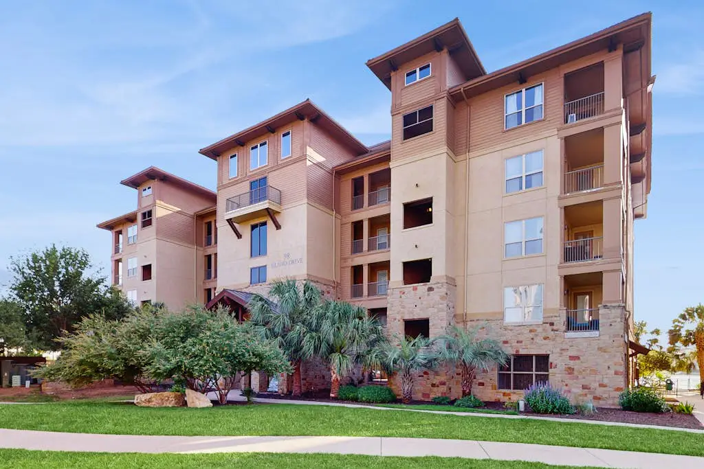 The Waters Condo - Lakefront Oasis