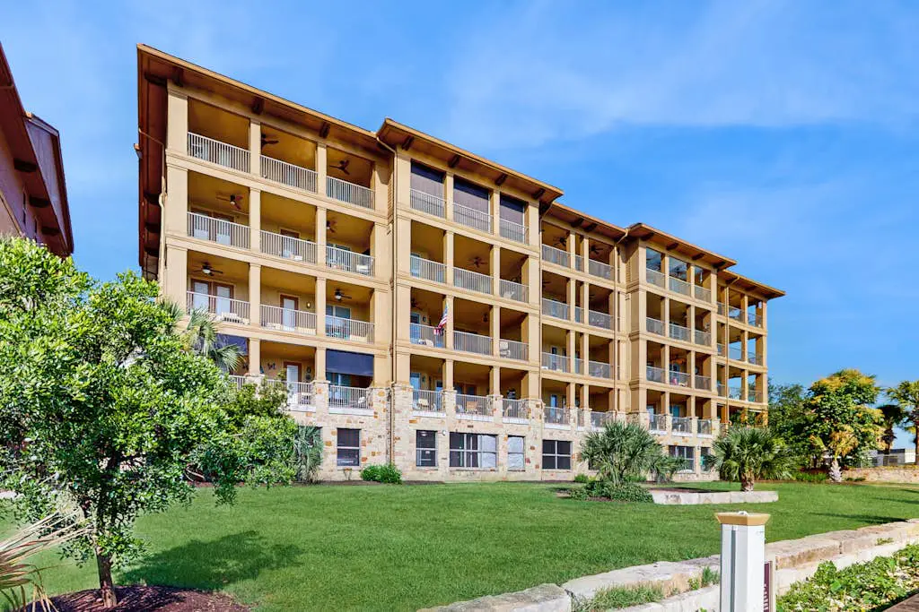 The Waters Condo - Lakefront Oasis