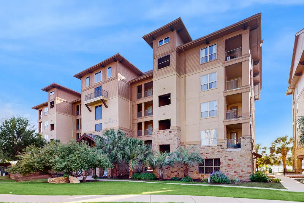 The Waters Condo - Lakefront Oasis