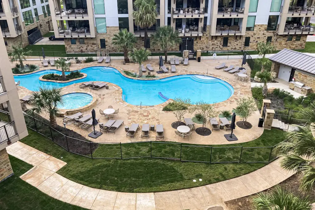 The Waters Condo - Lakefront Oasis
