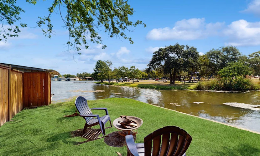 Waterfront house on Lake LBJ with full kitchen, patio, pool table & dog-friendly
