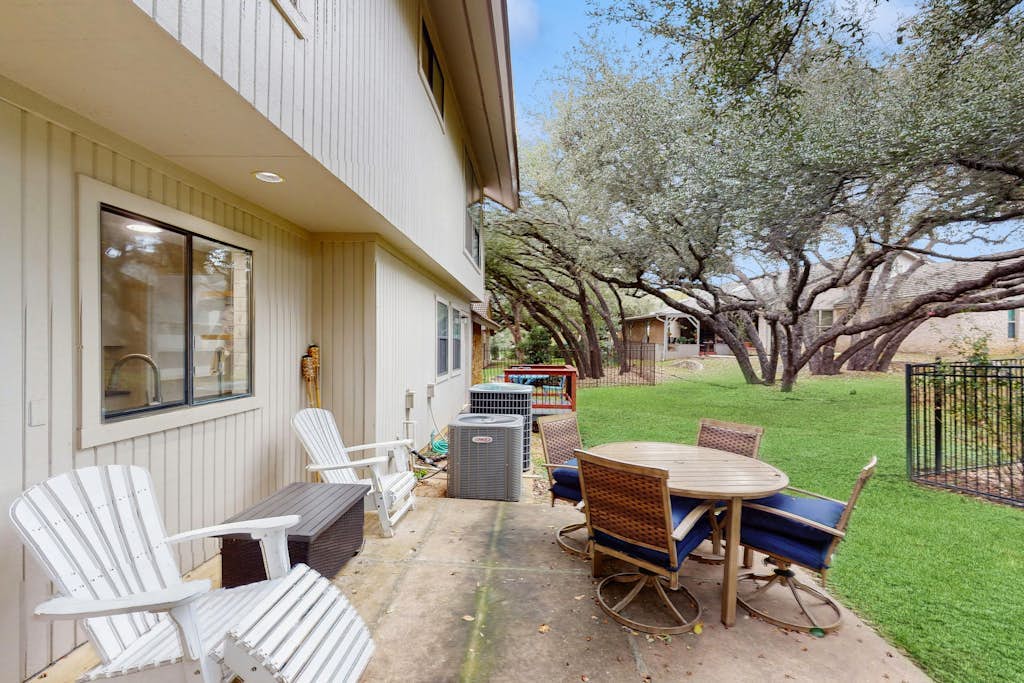 Cozy dog-friendly home w/full kitchen, patio & backyard, close to golf course