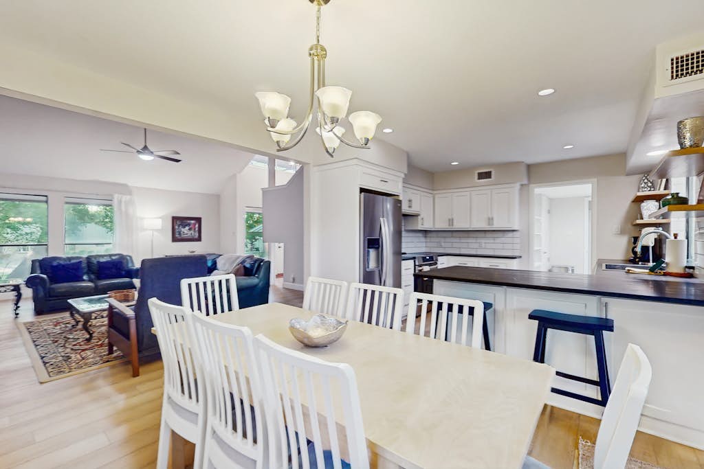 Cozy dog-friendly home w/full kitchen, patio & backyard, close to golf course