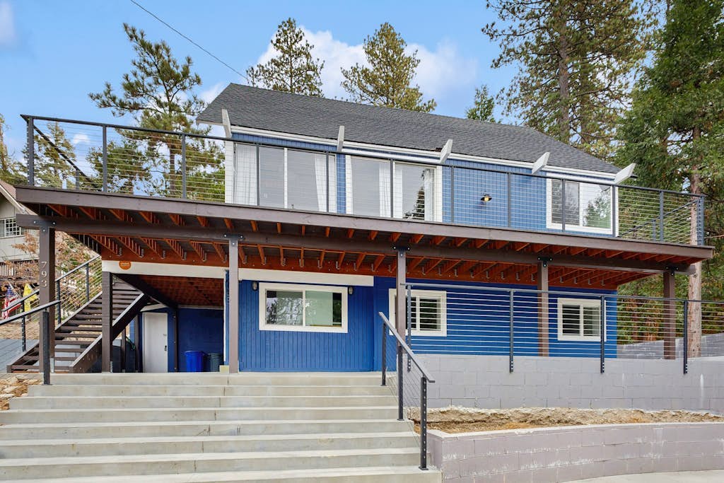 Dog-OK, updated home with WiFi, Sauna,  game room - close to lakes & hiking