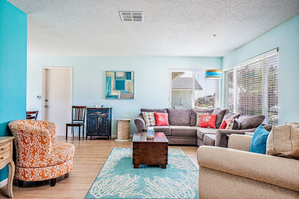 Charming Beachside Bungalow w/ Light & Airy D'cor -- 300 Yards to Beach